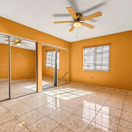 Image 6 - 3264 West 70th Street, Hialeah, FL 33018, USA - Townhouse for sale