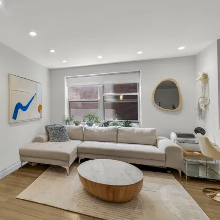 Image 2 - 82 Irving Place, New York, NY 10003, USA - Apartment for sale