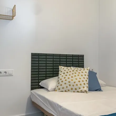 Rent this 5 bed room on Plaça de la Pubilla Cases in 5-6, 08906 l'Hospitalet de Llobregat