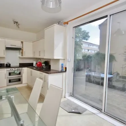 Image 3 - 8 Broomhill Walk, London, IG8 9HF, United Kingdom - Duplex for rent