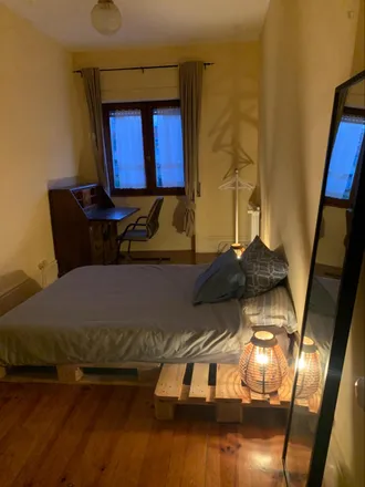 Rent this 3 bed room on Louis Bar in Rua de Álvaro Castelões, 4200-192 Porto