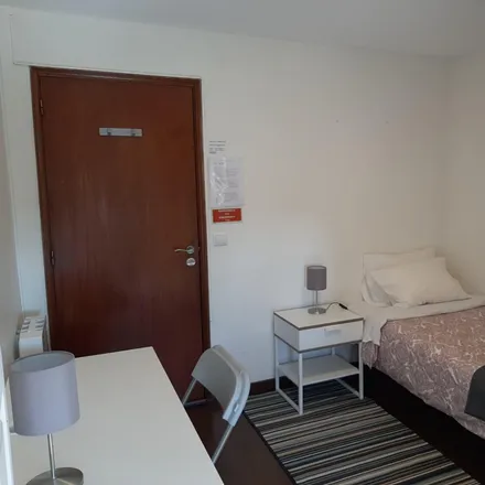 Rent this 5 bed room on Cafetaria Doce Rio in Rua de Cedofeita, 4050-181 Porto