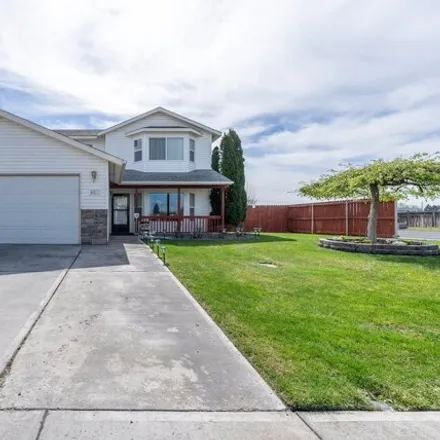 Buy this 4 bed house on 406 East Browning Avenue in Hermiston, OR 97838