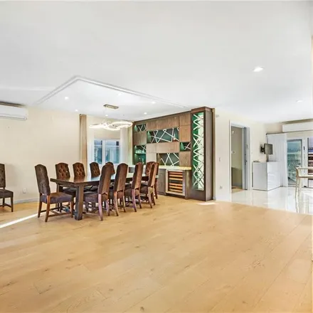 Image 2 - 262 West End Avenue, New York, NY 11235, USA - House for sale