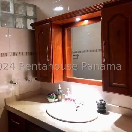Rent this 2 bed apartment on Calle Los Crisantemos in Villa Lilla, 0816