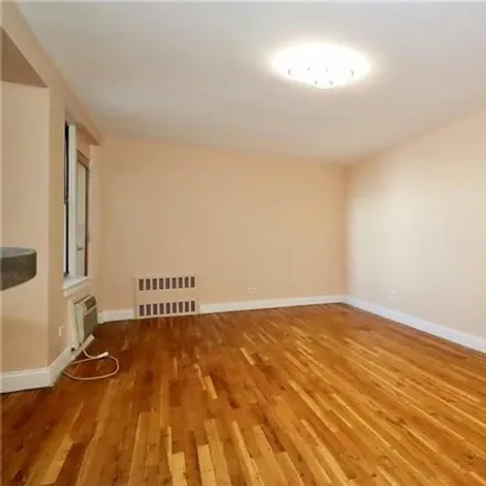 Image 4 - 3205 Emmons Avenue, New York, NY 11235, USA - Apartment for sale