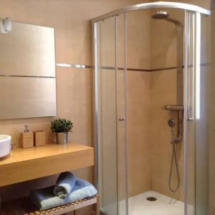 Rent this 2 bed apartment on Madrid in Taller de Feeas, Plaza de los Guardias de Corps