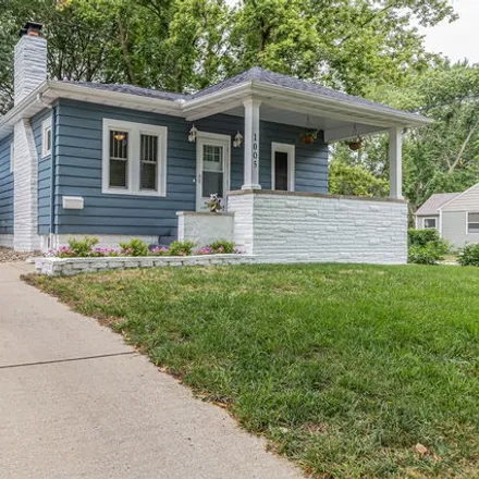 Buy this 2 bed house on 1002 East Washington Street in Urbana, IL 61802