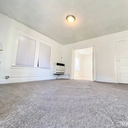Image 4 - 2439 Griffith Avenue, Los Angeles, CA 90011, USA - House for sale