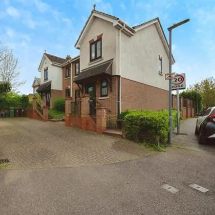 Buy this 3 bed duplex on Colnbrook Close in London Colney, AL2 1BS