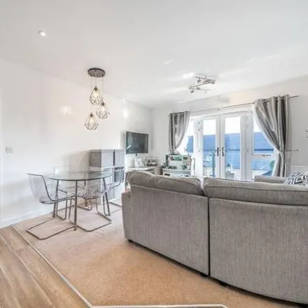Image 3 - 16 Prince Charles Way, London, SM6 7BS, United Kingdom - Apartment for sale