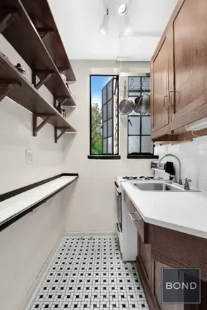 Image 5 - 333 East 41st Street, New York, NY 10017, USA - Apartment for sale