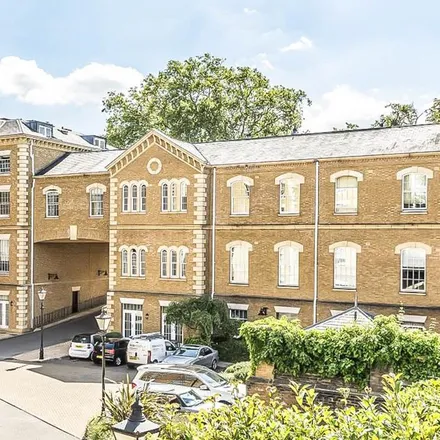 Image 7 - Princess Park Manor, Baron Close, London, N11 3PS, United Kingdom - Apartment for rent