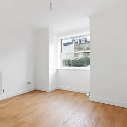 Image 6 - Saint Barnabas Close, London, SE22 8UA, United Kingdom - Townhouse for sale