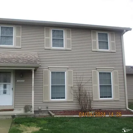 Image 2 - 20048 Village Green Court, Brownstown Charter Township, MI 48183, USA - Townhouse for sale