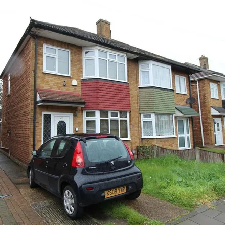 Rent this 3 bed duplex on Ingrebourne Road in London, RM13 9LY