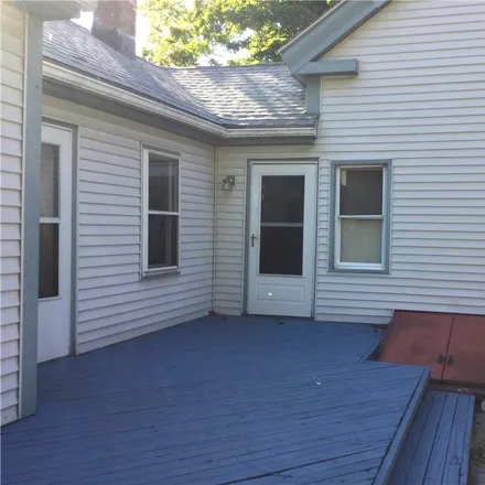 Buy this studio townhouse on 265 Oakland Street in Manchester, CT 06042