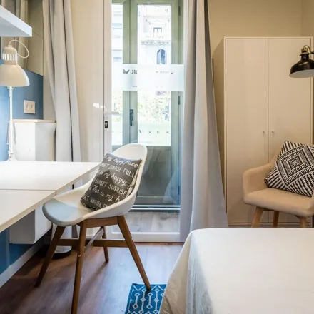 Rent this 7 bed apartment on El Corte Inglés in Catalonia Square, 14
