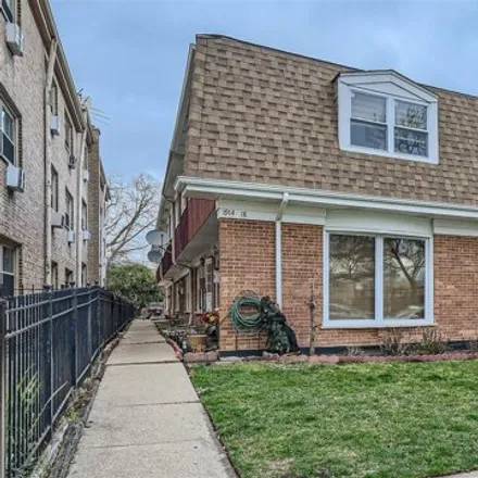 Rent this 4 bed house on 1914-1918 West Pratt Boulevard in Chicago, IL 60626