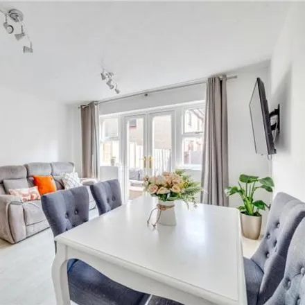 Image 9 - 2 Bowman Mews, London, SW18 5TG, United Kingdom - Townhouse for sale