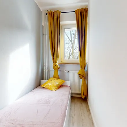 Rent this 5 bed room on Jana Kasprowicza 88 in 01-949 Warsaw, Poland