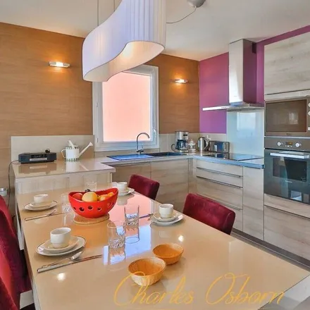 Rent this 3 bed apartment on 34200 Sète