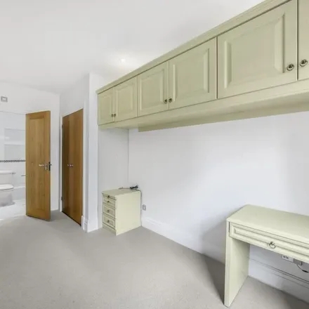 Rent this 2 bed apartment on Warwick Road in London, W8 6PH