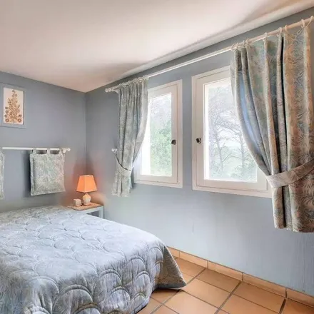 Rent this 3 bed house on Centre d'incendie et de secours de Saint-Raphaël in D 100, 83700 Saint-Raphaël