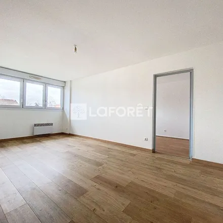 Rent this 4 bed apartment on 11 Rue du Groupe Bleu et Jonquille in 51000 Châlons-en-Champagne, France