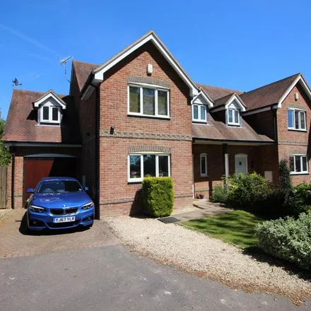 Rent this 3 bed townhouse on unnamed road in Upper Basildon, RG8 8NG