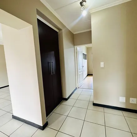 Image 3 - Jimmys killer prawns, Concorde Road East, Bedfordview, Gauteng, 2007, South Africa - Apartment for rent