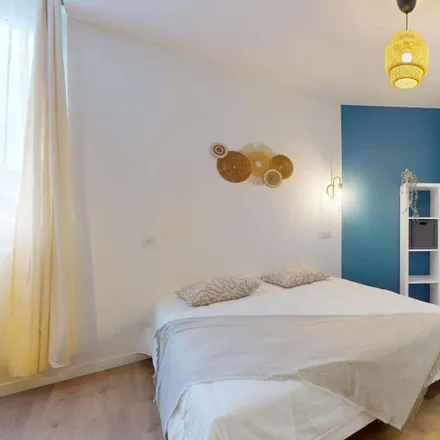 Rent this 2 bed room on 24 Petite Rue de la Viabert in 69100 Villeurbanne, France