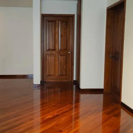 Rent this 3 bed apartment on Chilli Wings in Avenida General Eloy Alfaro, 170504