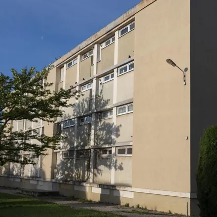Image 1 - 2 Place Maurice Charretier, 84200 Carpentras, France - Apartment for rent
