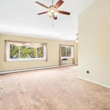 Image 1 - 830 Pelhamdale Avenue, Chester Heights, City of New Rochelle, NY 10801, USA - Apartment for sale