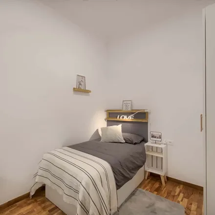 Rent this 6 bed room on Carrer de Balmes in 337, 08006 Barcelona