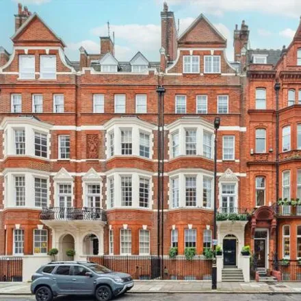 Rent this 7 bed townhouse on 55 Green Street in London, W1K 6RU