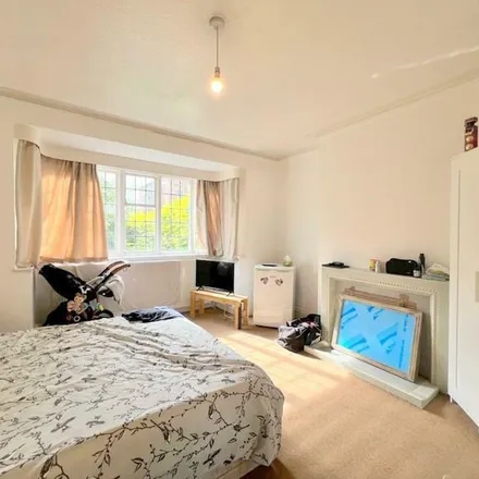 Rent this 3 bed townhouse on 33 Avenue Gardens in London, W3 8HA