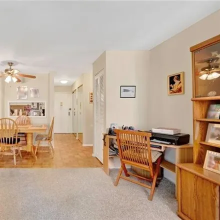Image 3 - 3171 Whitney Avenue, New York, NY 11229, USA - Apartment for sale