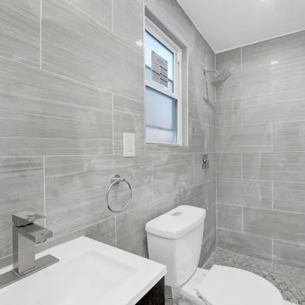 Image 6 - 448 Turneur Avenue, New York, NY 10473, USA - House for sale