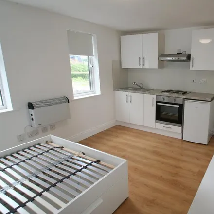 Rent this studio apartment on Greenlands lane in London, NW4 1RL