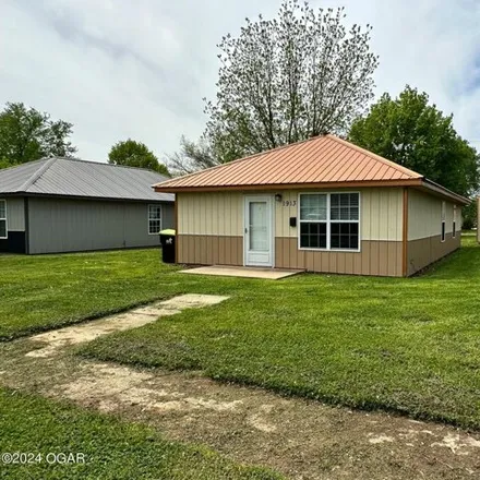 Buy this 3 bed house on 219 West 19th Street in Baxter Springs, KS 66713