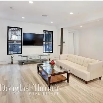 Rent this 3 bed townhouse on 517 East 118th Street in New York, NY 10035