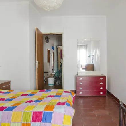 Rent this 3 bed room on Tabernáculo restaurante e bar in Calçada da Bica Grande, 1200-006 Lisbon