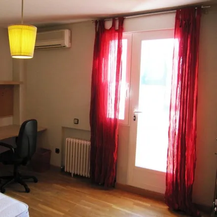Rent this 6 bed room on Madrid in Waipau Paradise, Calle de las Tintas
