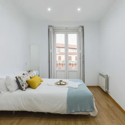 Rent this 5 bed room on Madrid in Rasputín, Calle Yeseros