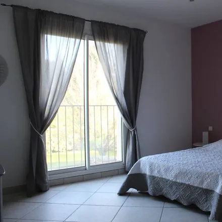 Rent this 3 bed house on Rue de Provence in 13550 Noves, France