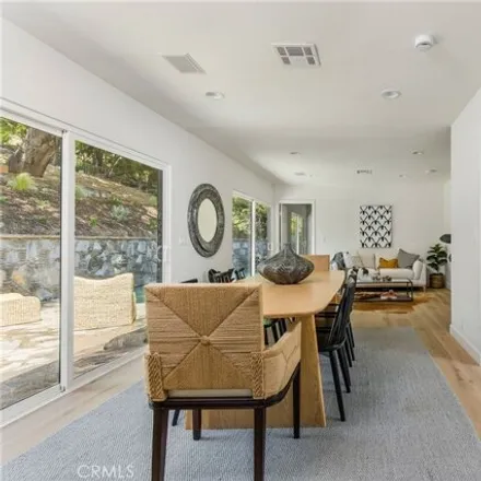 Image 8 - 4065 Woodcliff Road, Los Angeles, CA 91403, USA - House for sale