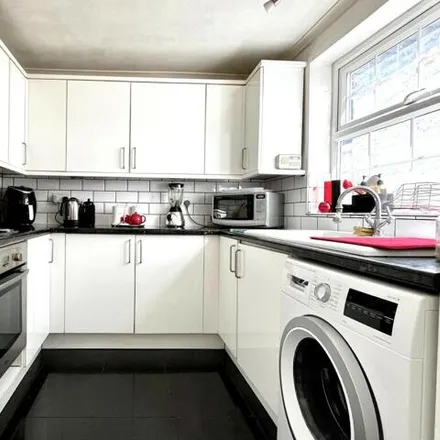 Image 3 - 18 Longfellow Road, London, KT4 8BE, United Kingdom - House for sale