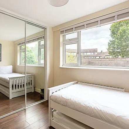 Rent this 3 bed townhouse on London in SE1 5XU, United Kingdom